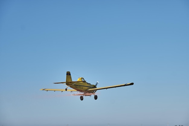 Foto gratuita aereo monomotore ad elica che vola in un cielo blu perfettamente limpido