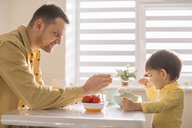 Padre single e figlio che mangiano prima colazione