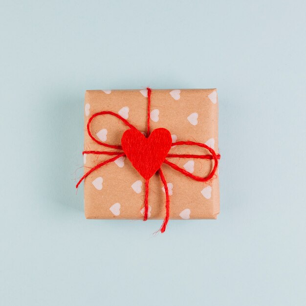 Single gift box with heart decoration