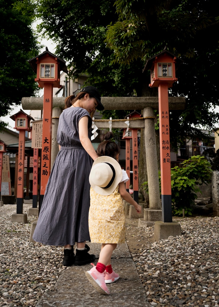 無料Photo 彼女の子供と屋外で時間を過ごすシングルマザー