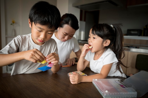 彼女の息子と娘と一緒に時間を過ごすシングルマザー