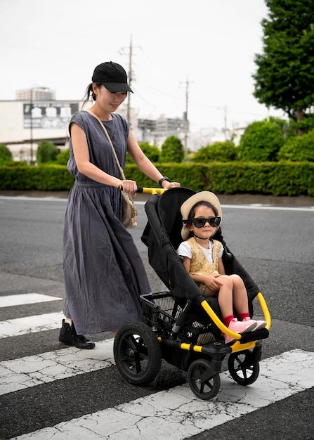 娘と散歩するシングルマザー
