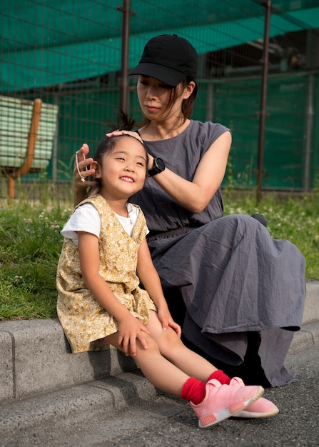 無料写真 公園で娘と遊ぶシングルマザー