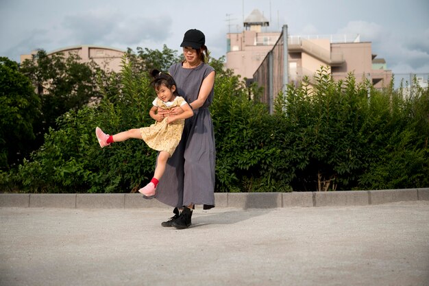 Madre single che gioca con sua figlia in un parco