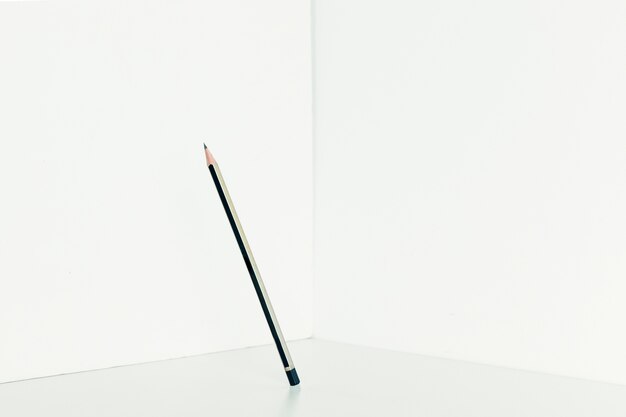 방 구석에 하나의 연필