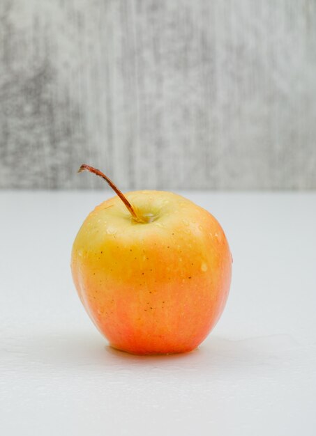 白の1つの雨のリンゴの側面図