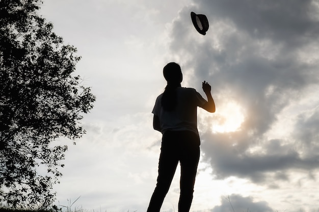 Foto gratuita singolo lato libertà corpo tramonto drammatico