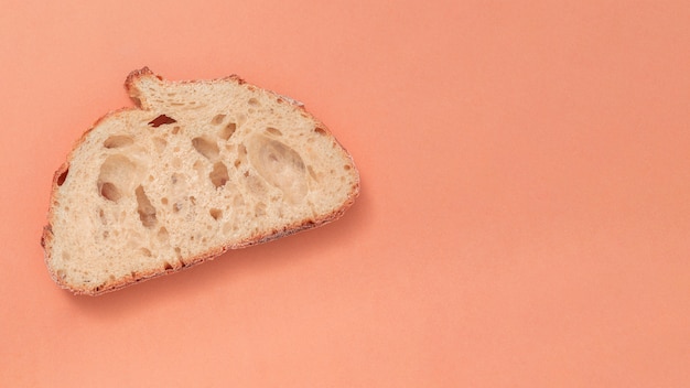 Foto gratuita singola fetta di pane su sfondo colorato