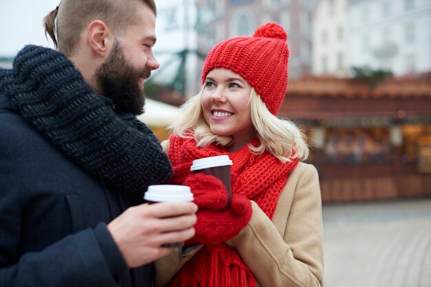 Sorseggia un caffè caldo per riscaldarti