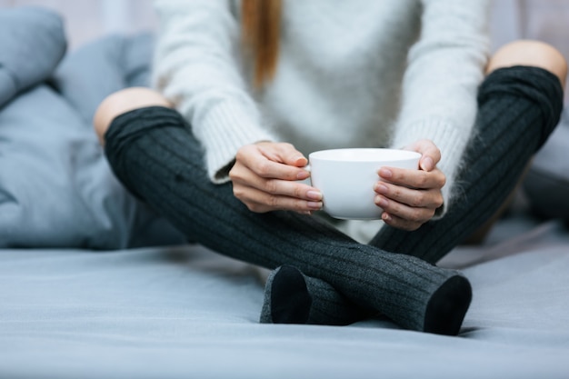 Sorseggiare una tisana in una giornata fredda