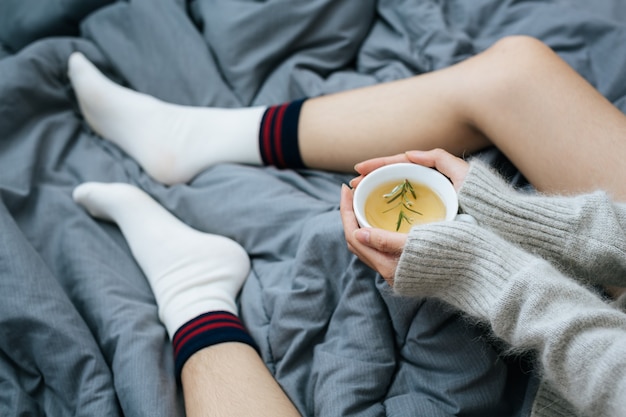 Foto gratuita sorseggiare una tisana in una giornata fredda