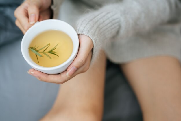 Попивая травяной чай в холодный день