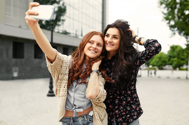 Free photo sisters making selfie