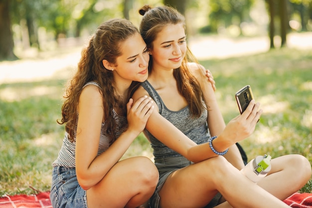 Free photo sisters in a park