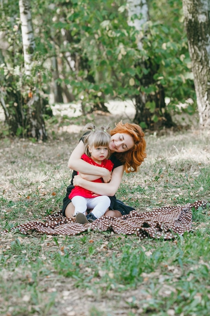 Foto gratuita sedersi mamma genitorialità tempo libero all'aria aperta