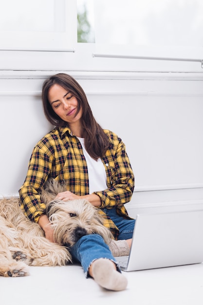 Foto gratuita seduta donna moderna con cane