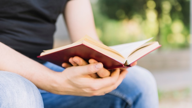 Free photo sitting person reading