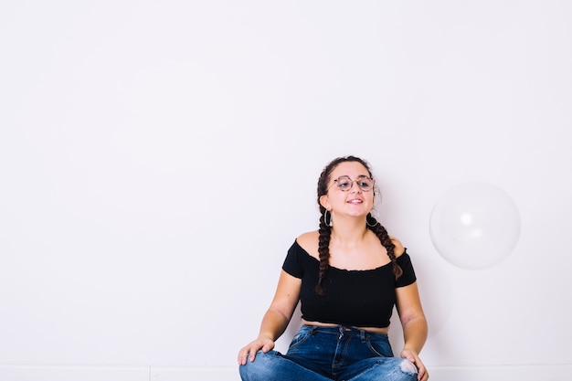 Free photo sitting teenager with transparent balloon