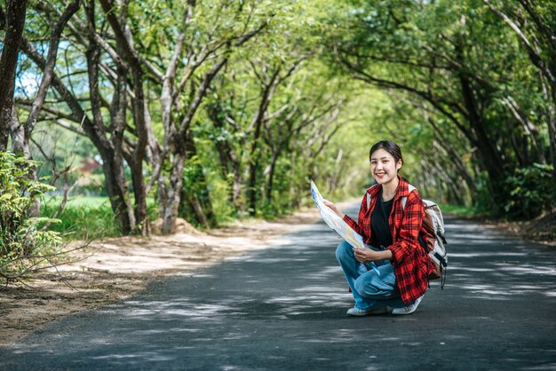 도로에 앉아지도를보고 있습니다.