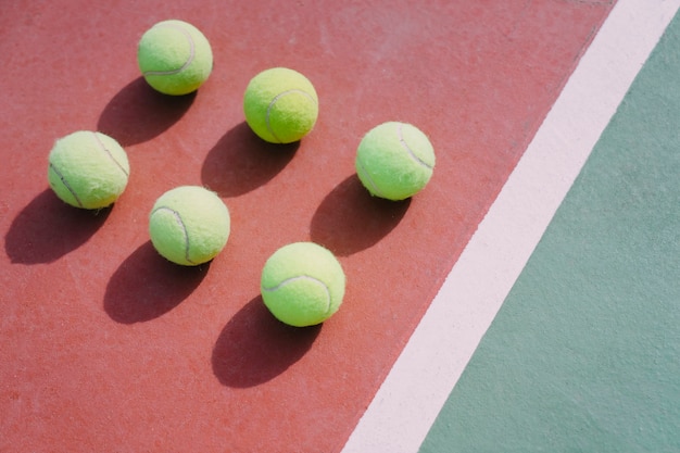 6つのテニスボール対称