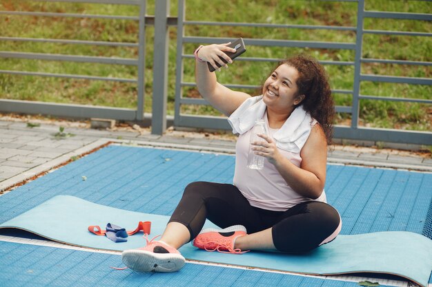 ストレッチ体操をしている女性のサイズ以上