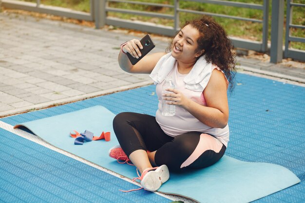 ストレッチ体操をしている女性のサイズ以上