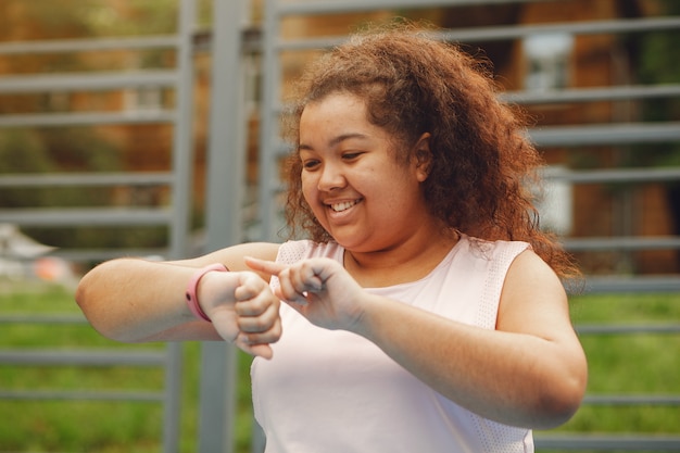 Foto gratuita più grande di una donna che fa esercizi di stretching