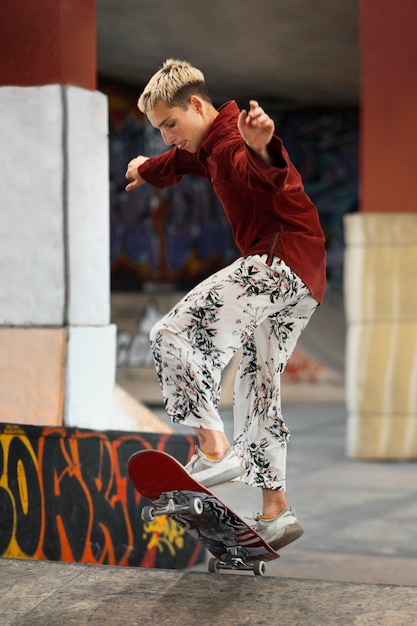 Free photo skate parkteens at skate park