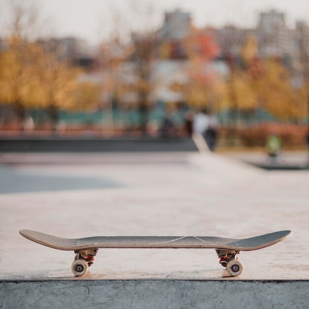 Скейтборд на открытом воздухе в скейтпарке с копией пространства