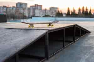 Foto gratuita vista della pista di skateboard con lo skateboard