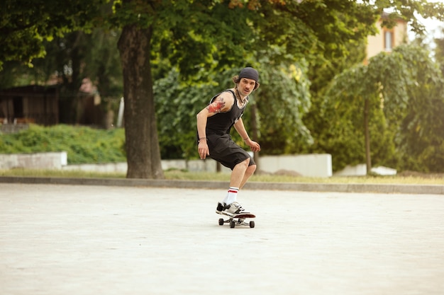 Скейтбордист делает трюк на улице города в пасмурный день