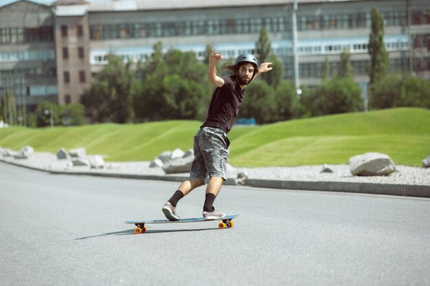 Скейтбордист делает трюк на улице города в солнечный день.