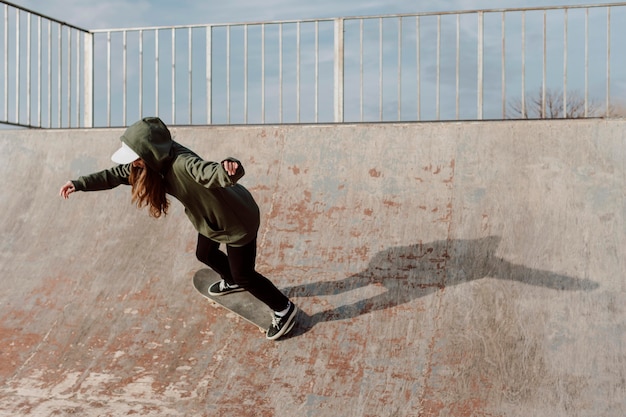 Foto gratuita ragazza skateboarder sulla rampa