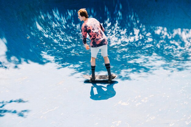 Free photo skateboarder practicing and riding