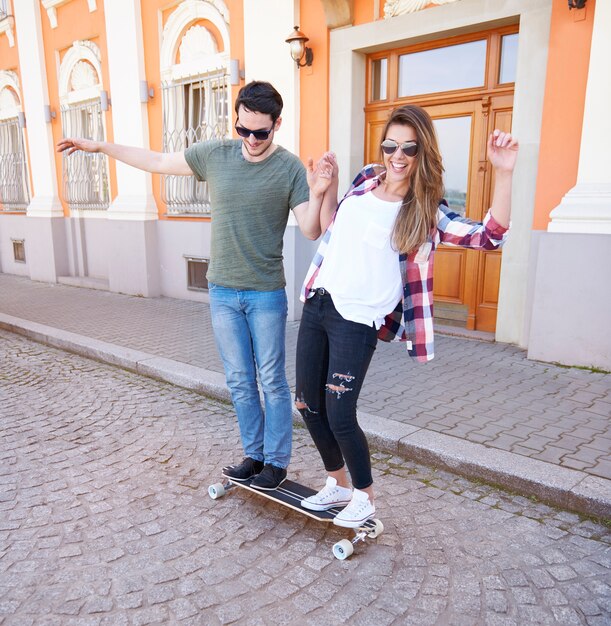 街で楽しんでいるスケーターカップル