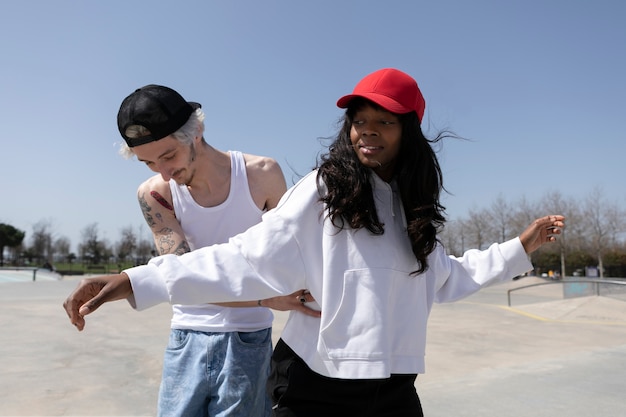 Free photo skater couple wearing trucker hat