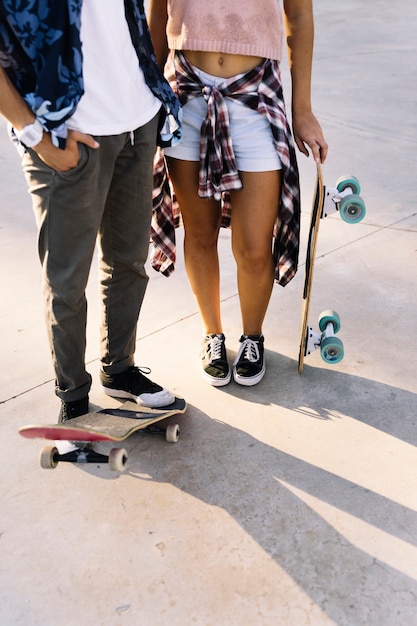 Foto gratuita coppia di skater con skateboard