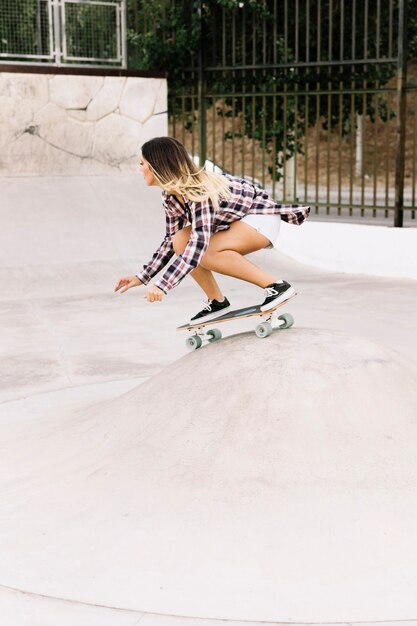 ボード上のスケーターの女の子