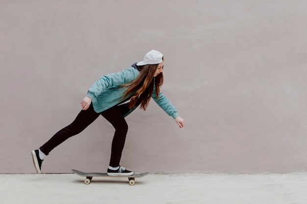 Конькобежец девушка катается на скейтборде