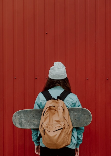 Free photo skater girl in the urban from the back shot copy space