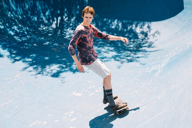 Free photo skater riding in sunny day