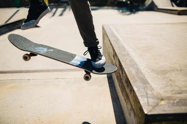 スケートボードと大きなジャンプのスケーターの足