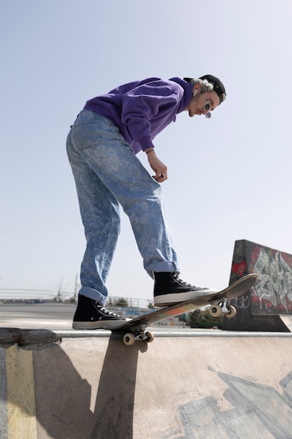 Skater wearing trucker hat