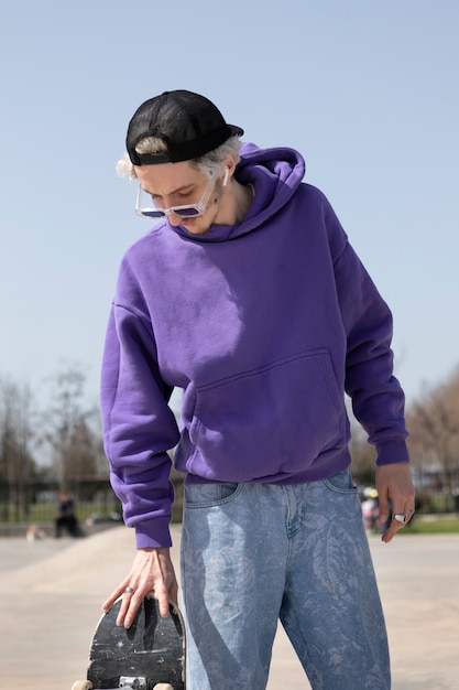 Skater wearing trucker hat