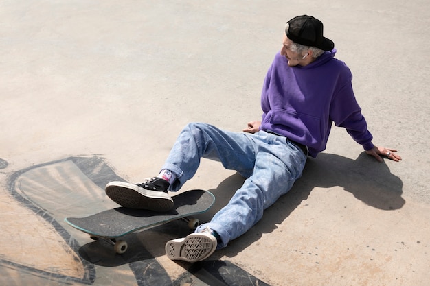 Skater wearing trucker hat