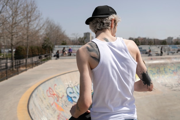 Free photo skater wearing trucker hat