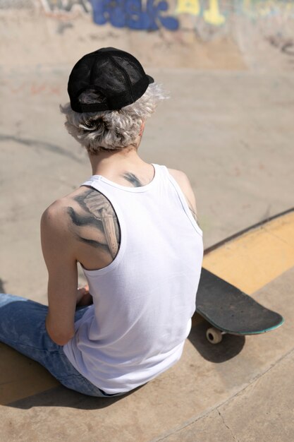 Skater wearing trucker hat