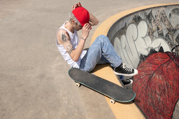 Free photo skater wearing trucker hat