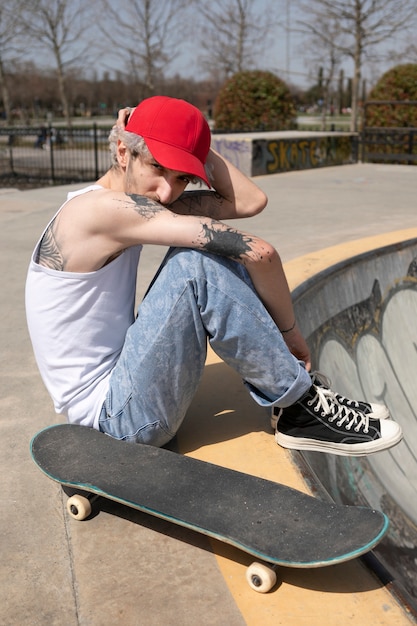 Free photo skater wearing trucker hat