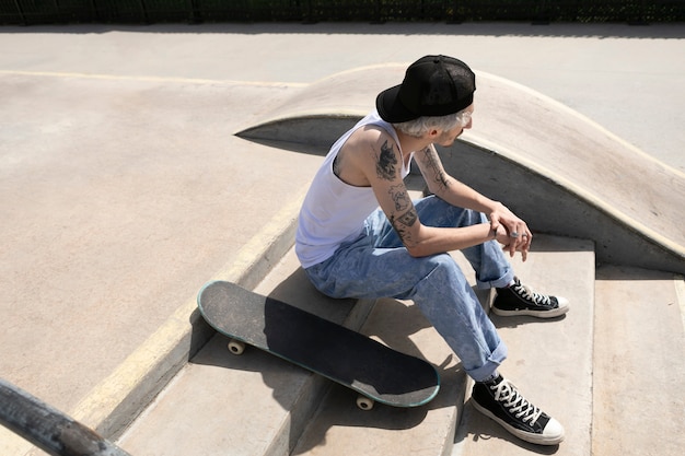 Free photo skater wearing trucker hat